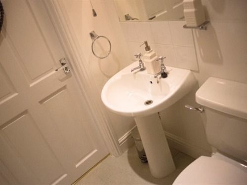 Eaton House Hotel Пембрук Екстериор снимка