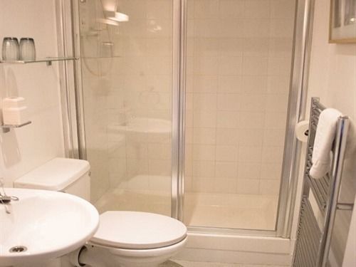 Eaton House Hotel Пембрук Екстериор снимка